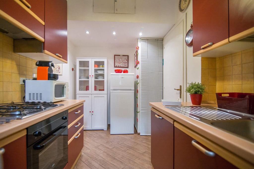 Apartment Very Close To S Peter Square, Few Minutes Walk To Metro A Apartment Rom